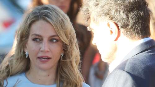 Χρυσή Βαρδινογιάννη: Με τον σύζυγό της σε εκδήλωση αφιερωμένη στον θείο της, Βαρδή, στο Μέγαρο Μουσικής