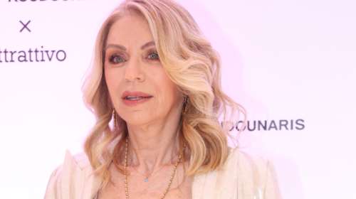 Η Ελλη Στάη κομψή με powder pink σακάκι σε βραδινή έξοδο [εικόνες]