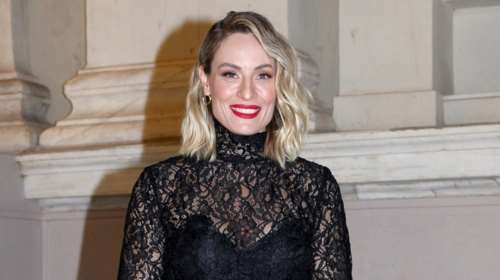 Ελεονώρα Μελέτη: Φόρεσε την πιο γιορτινή φούστα στο μοτίβο που αγαπούν οι γαλαζοαίματες