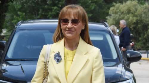 Καλεσμένη σε βάφτιση η Μάρα Ζαχαρέα: Το στιλάτο shirt dress και οι σατέν μπαλαρίνες με το κόσμημα