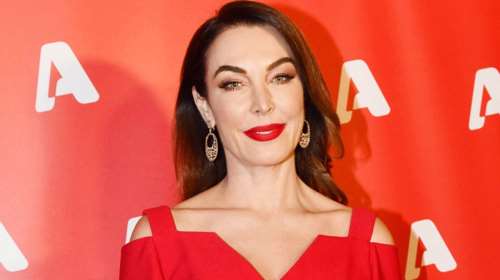 Τατιάνα Στεφανίδου: Το μάξι κοραλί φόρεμα που συνδύασε με χρυσές γόβες Christian Louboutin