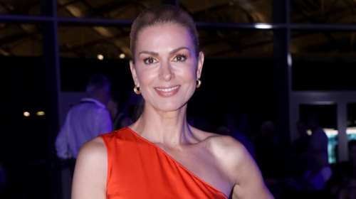 Αψεγάδιαστη η Τζίνα Αλιμόνου: Το κομψό μαύρο μπικίνι πάνω από το οποίο φόρεσε μόνο μια crochet cropped ζακέτα