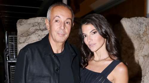 Δήμητρα Μέρμηγκα - Κούστα: Το knit dress με τις πτυχώσεις και τα ιδανικά πέδιλα που φόρεσε στο Ηρώδειο