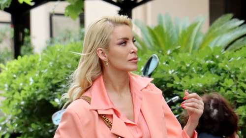 Κατερίνα Καινούργιου: Αthleisure στην Αθήνα με 3 pieces μονόχρωμο look  - Το συνδύασε με denim τσάντα YSL και λευκά σνίκερς