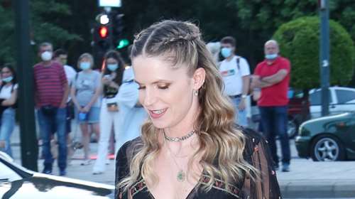 Ευγενία Νιάρχου: Με crop top και αέρινη παντελόνα στην πανέμορφη Σίκινο - Οι φωτογραφίες με τη θέα που κόβει την ανάσα