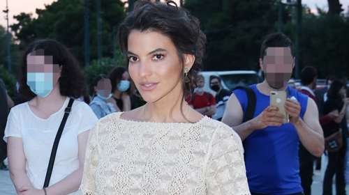 Δήμητρα Μέρμηγκα Κούστα: Έξοδος για δείπνο με μικρό μαύρο φόρεμα με δέσιμο στην πλάτη και hot πέδιλα