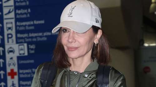 Δέσποινα Βανδή: Travel chic με bomber τζάκετ, Gucci sneakers και τζόκεϊ καπέλο που έκρυψε τα μαλλιά της