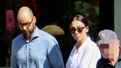 Ολυμπία Χοψονίδου: Το ιδανικό look της στην παρέλαση με πλισέ φούστα, λευκό πουκάμισο και συλλεκτική τσάντα Hermes