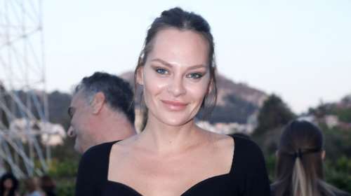 Υβόννη Μπόσνιακ: Ποζάρει εντελώς άβαφη σε ένα απόλυτα καλοκαιρινό στιγμιότυπο