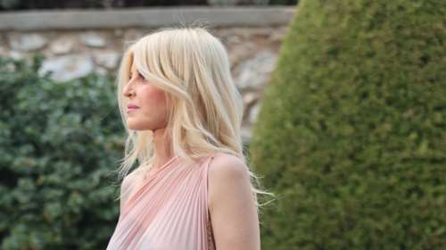 Έλενα Ράπτη: Αέρινη και στιλάτη στο Προεδρικό Μέγαρο με ροζ πλισέ φόρεμα MI-RO