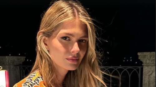 Αμαλία Κωστοπούλου: Κοσμοπολίτικες διακοπές στη Λίμνη Κόμο με εντυπωσιακό μίνι cape dress Valentino