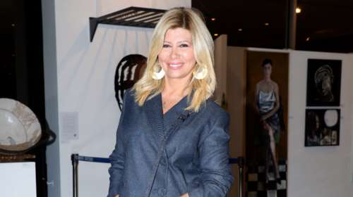 Ζήνα Κουτσελίνη: Βραδινή εμφάνιση με total denim look και ιδιαίτερο τσαντάκι