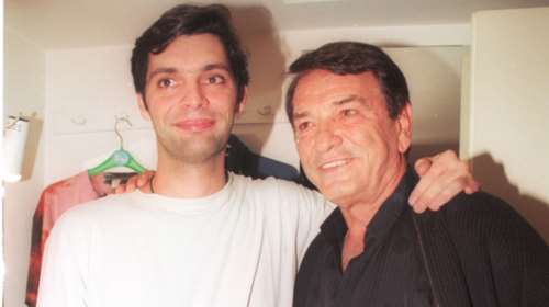 Vintage φωτογραφία: Ο Νίκος Κούρκουλος με απίστευτο στιλ στο γήπεδο μαζί με τον γιο του Άλκη [Εικόνα]