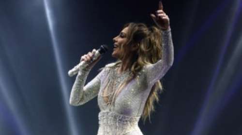 Δέσποινα Βανδή: Θεϊκή εμφάνιση στην πρεμιέρα της - 'Μάγεψε' τον Βασίλη Μπισμπίκη και το κοινό [εικόνες]