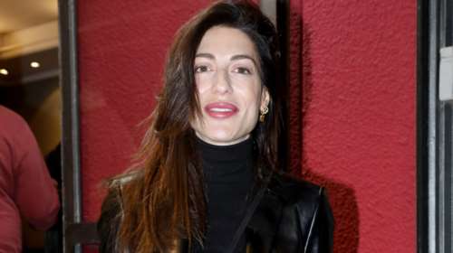 Φλορίντα Πετρουτσέλι: Η hot εμφάνιση στο θέατρο με σούπερ μίνι και over the knee μπότες