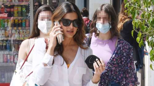 Σταματίνα Τσιμτσιλή: To πρωινό look με denim, λευκό πουκάμισο και statement πέδιλα που έκαναν τη διαφορά