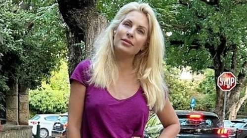 Η Ελένη Μενεγάκη πιο απλή από ποτέ στην πρωινή βόλτα της