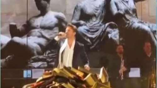 Χαμός για τον Κωνσταντίνο Αργυρό: Τραγουδά με φόντο τα Γλυπτά του Παραθενώνα, μπροστά από "βουνά" από γαρύφαλλα [Βίντεο]