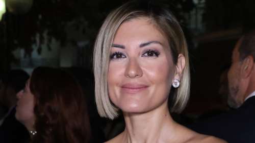 Ράνια Τζίμα: Στιλάτη με έξωμο φόρεμα με διαφάνειες στον γάμο των Δούκα &amp; Πολυτάνου - Η κόρη της με total pink και μπαλαρίνες