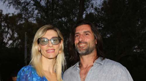 Ζέτα Δούκα: Η καλοκαιρινή εμφάνιση με αέρινο φλοράλ φόρεμα και η μάσκα με ηχηρό μήνυμα [εικόνες]