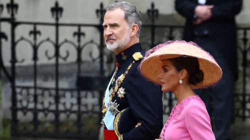 Χρώμα στο συννεφιασμένο Λονδίνο: Το ροζ ταγιέρ της Λετίσια και το δραματικό καπέλο που την έσωσε από τη βροχή