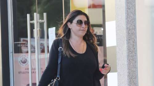 Έλενα Παπαρίζου: Τα... μυθικά πόδια της χωρίς ρετούς - Με κοντό σορτσάκι στη Γλυφάδα για ψώνια [Εικόνες]