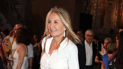 Μαρέβα Γραμπόφσκι Μητσοτάκη: Στο Ηρώδειο με glam φούστα παρεό με παγιέτες και αρχαιοελληνικό μοτίβο