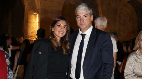 Σταματίνα Τσιμτσιλή - Θέμης Σοφός: Η κομψή εμφάνιση στο Ηρώδειο - Το κοστούμι του δικηγόρου και το total black της παρουσιάστριας