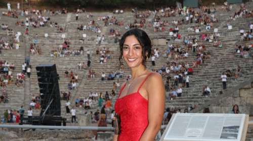 Ευγενία Σαμαρά: Εκθαμβωτική, με φλογερό κόκκινο φόρεμα στην Επίδαυρο - Η φωτό με τον Παπασπηλιόπουλο