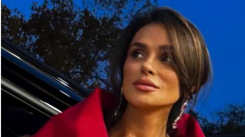 Σίλια Κριθαριώτη: Εκθαμβωτική σε glam party στη Νέα Υόρκη με τον Νίκο Τσάκο - Το κόκκινο φόρεμα με την κάπα και τον κορσέ
