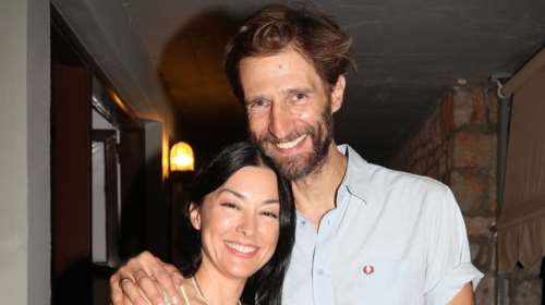 Μάξιμος Μουμούρης - Νάντια Γιαννακοπούλου: Στην Τήνο για το τάμα τους με τις τρεις κόρες τους Κατερίνα, Ιωάννα και Γκρατσιέλα