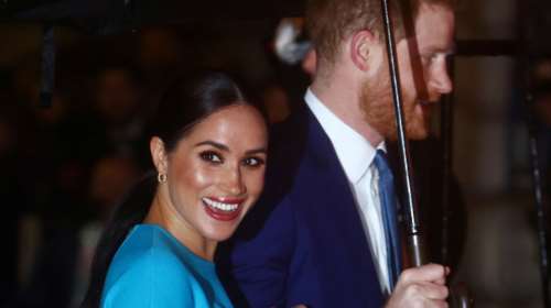 Μέγκαν is back: Η λαμπερή εμφάνιση με φόρεμα Victoria Beckham, πολλά χαμόγελα και... γιουχαρίσματα