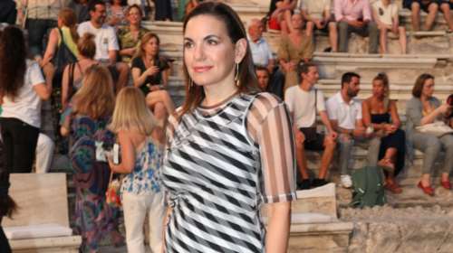 H Όλγα Κεφαλογιάννη με ριγέ super chic δημιουργία στο Ηρώδειο