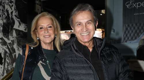 Γιώργος και Άννα Νταλάρα: Χαμογελαστοί σε θεατρική βραδιά