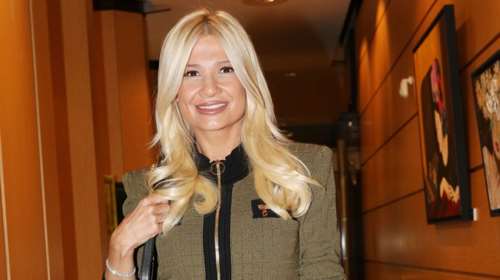 Φαίη Σκορδά: Με ελαστικό μίνι ταγιέρ τύπου Chanel σε εγκαίνια - Το στιλάτο look και οι metallic γόβες της