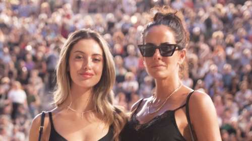 Εύη Αδάμ - Δανάη Λιβιεράτου: Μαμά και κόρη με το ίδιο ντύσιμο στο Ηρώδειο - Ανετες με παντελόνες και μαύρα τοπ