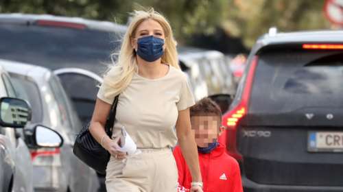 Φαίη Σκορδά: Με τόταλ μπεζ look η παρουσιάστρια - Βόλτα στη Γλυφάδα με τον 8χρονο γιο της Δημήτρη [Εικόνες]