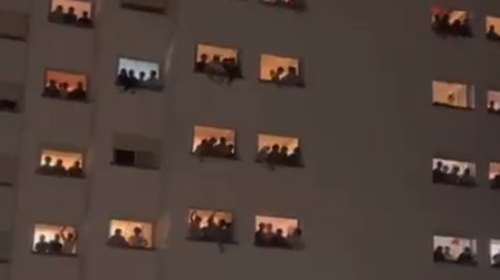 Σάλος στην Ισπανία: Φοιτητές βρίζουν και απειλούν φοιτήτριες άλλης εστίας - Ούρλιαζαν από τα παράθυρα [βίντεο]