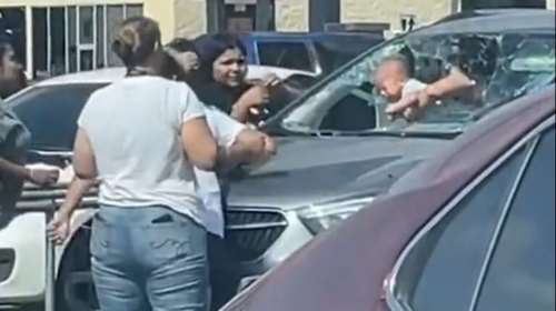 ΗΠΑ: Πατέρας σπάει το παρμπρίζ κλειδωμένου αμαξιού για να σώσει το μωρό του από τη ζέστη [βίντεο]