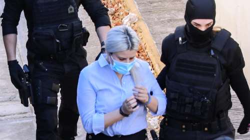 Επίθεση με βιτριόλι - Ενταση στο δικαστήριο: &quot;Σκύλα, τέρας, φίδι, μας κατέστρεψες&quot;, φώναξαν οι συγγενείς της Ιωάννας στην Εφη