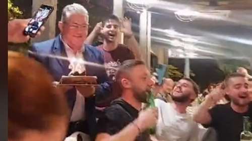 Απίθανο σκηνικό: Ο Κουτσούμπας πήγε ο ίδιος την τούρτα γενεθλίων σε... ψηφοφόρο του ΚΚΕ [βίντεο]