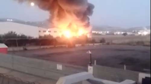 Πυρκαγιά σε εργοστάσιο με βερνίκια στα Οινόφυτα - Αποπνικτική η ατμόσφαιρα [βίντεο]