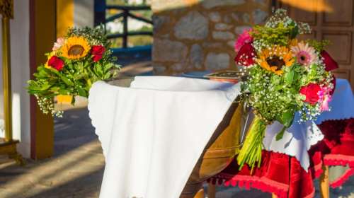 &quot;Δεν θα κάνεις την εκκλησία μου τσίρκο, φύγε!&quot; - Αγριος καυγάς ιερέα με νονό για τον στολισμό της βάπτισης