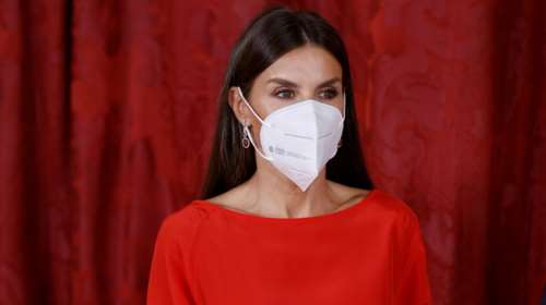 Βασίλισσα Λετίσια: Η total red εμφάνιση της στιλάτης γαλαζοαίματης στο παλάτι