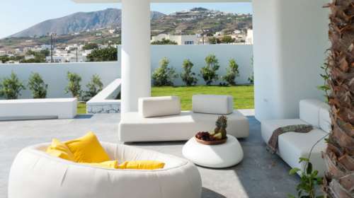 Μια οικογενειακή κατοικία στις πλαγιές της Σαντορίνης επαναδιατυπώνει το κυκλαδίτικο στυλ - Εντυπωσιακές εικόνες