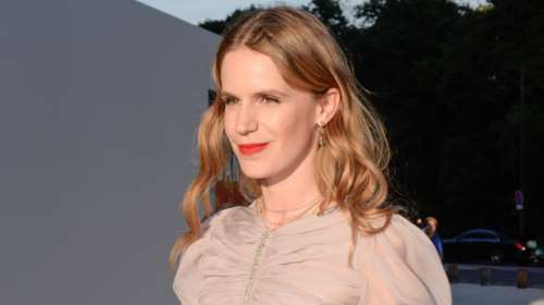 Ευγενία Νιάρχου: Ποζάρει με εφαρμοστό πράσινο φόρεμα με cut outs και λανσάρει τη διαμαντένια τσάντα που σχεδίασε