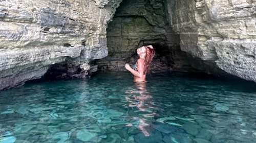 Στην Πάτμο η Σίσσυ Χρηστίδου: Διακοπές μαζί με Κοντοβά και Σταματόπουλο [εικόνες]