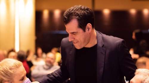 Ο Θάνος Πλεύρης θέλει να απαγορεύσει τη λέξη "μπάτσος"- Πώς τον "σφάζουν" Καθημερινή και Νέα