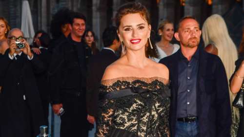 Μια θεά στο Λούβρο: Η Πενέλοπε Κρουζ φώτισε τη βραδιά με δαντελένιο jumsuit Giambattista Valli και Louboutin