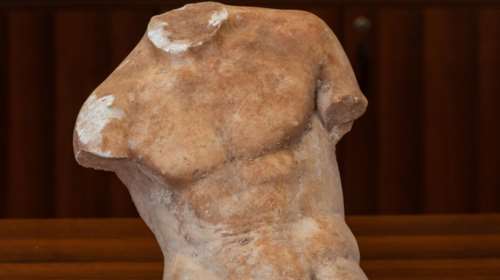 Στο υπ. Πολιτισμού άγαλμα του 5ου π.Χ. αιώνα - Χειροπέδες στον αρχαιοκάπηλο που πήγε να το πουλήσει έναντι 100.000 ευρώ